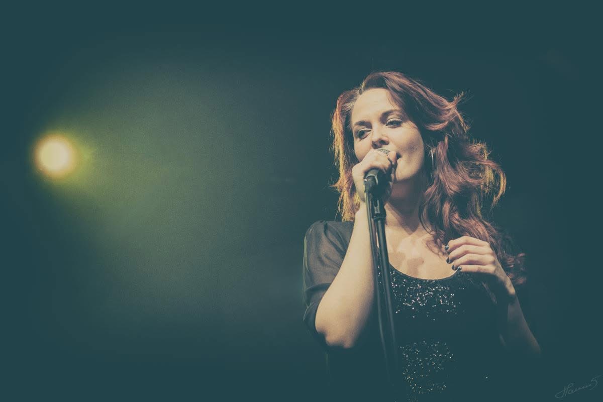 Heidi Cecilie synger – stemningsfuldt scenefoto