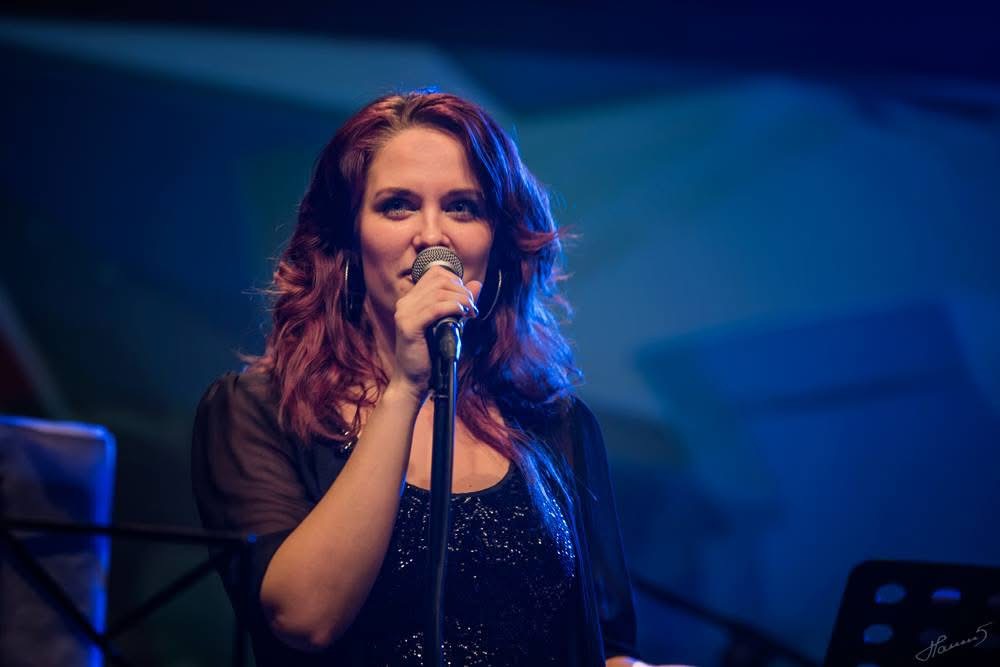 Heidi Cecilie synger på scenen – blå scenelys